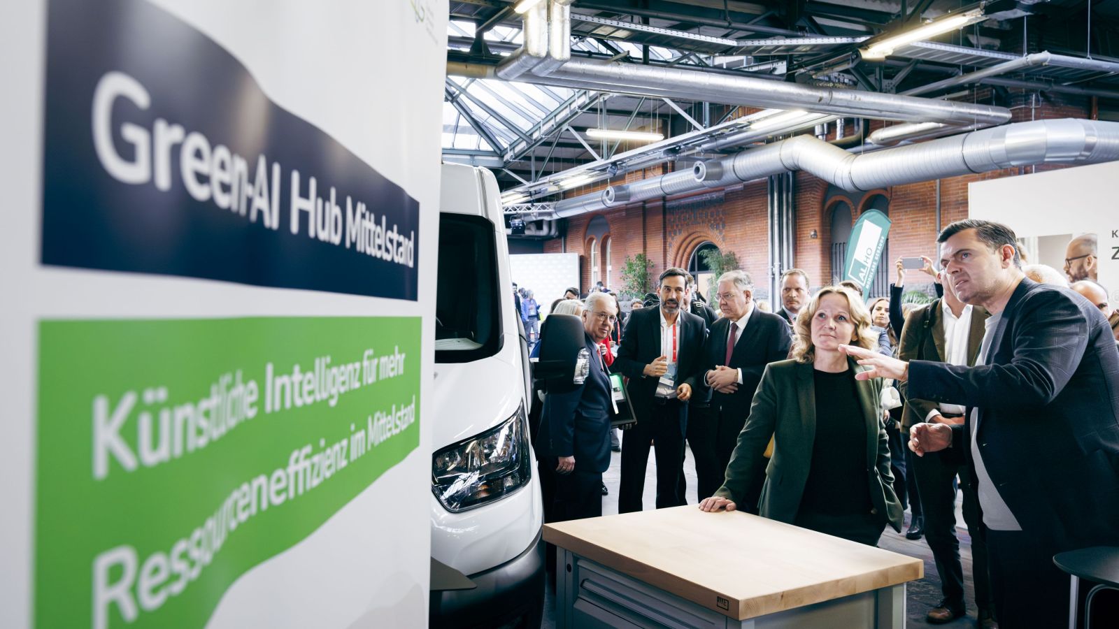 Bundesumweltministerin Steffi Lemke gibt das Startsignal für das Green-AI Hub Mobil