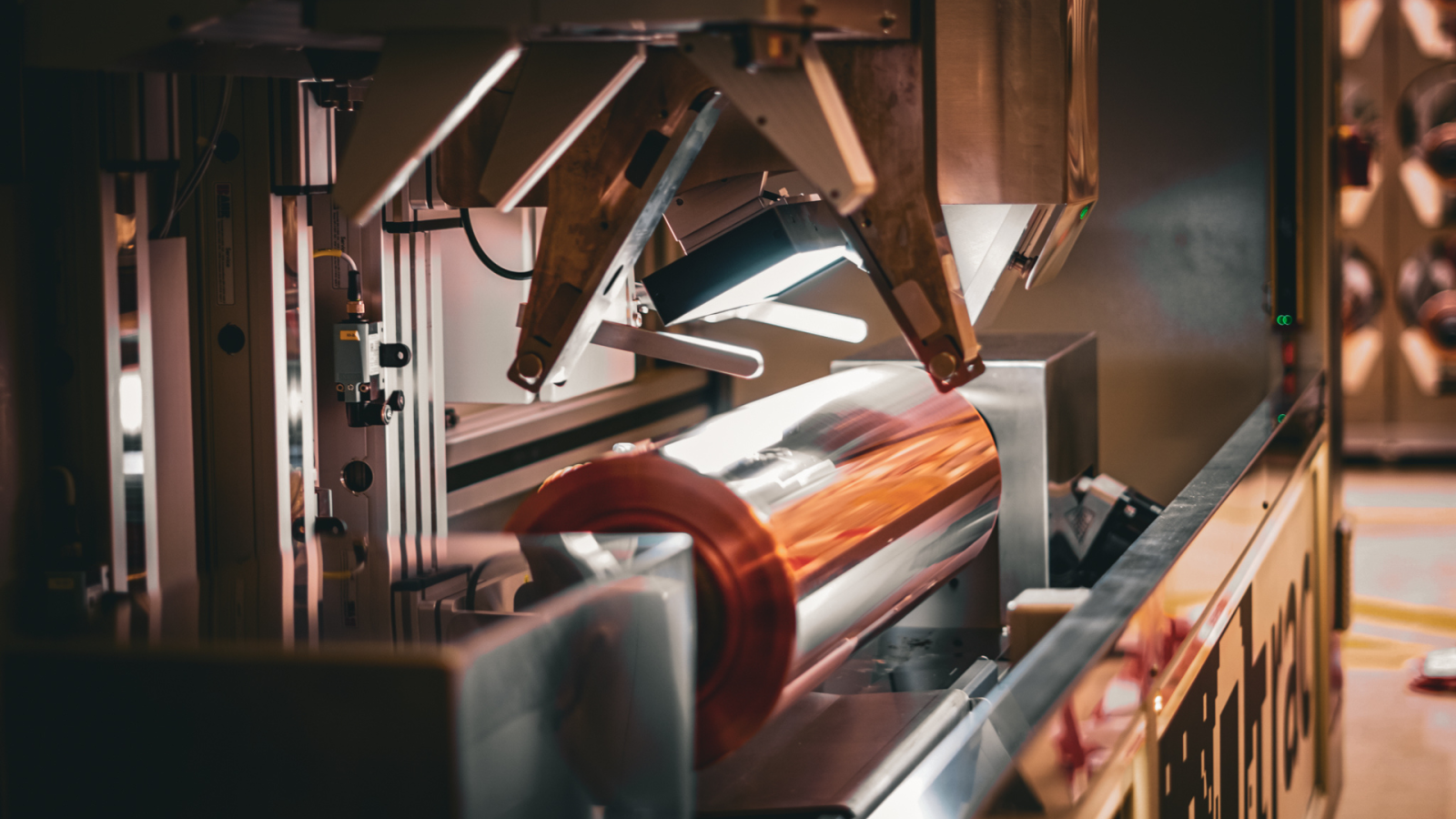 Ein Tiefdruckzylinder ist in einer Maschine eingespannt. 