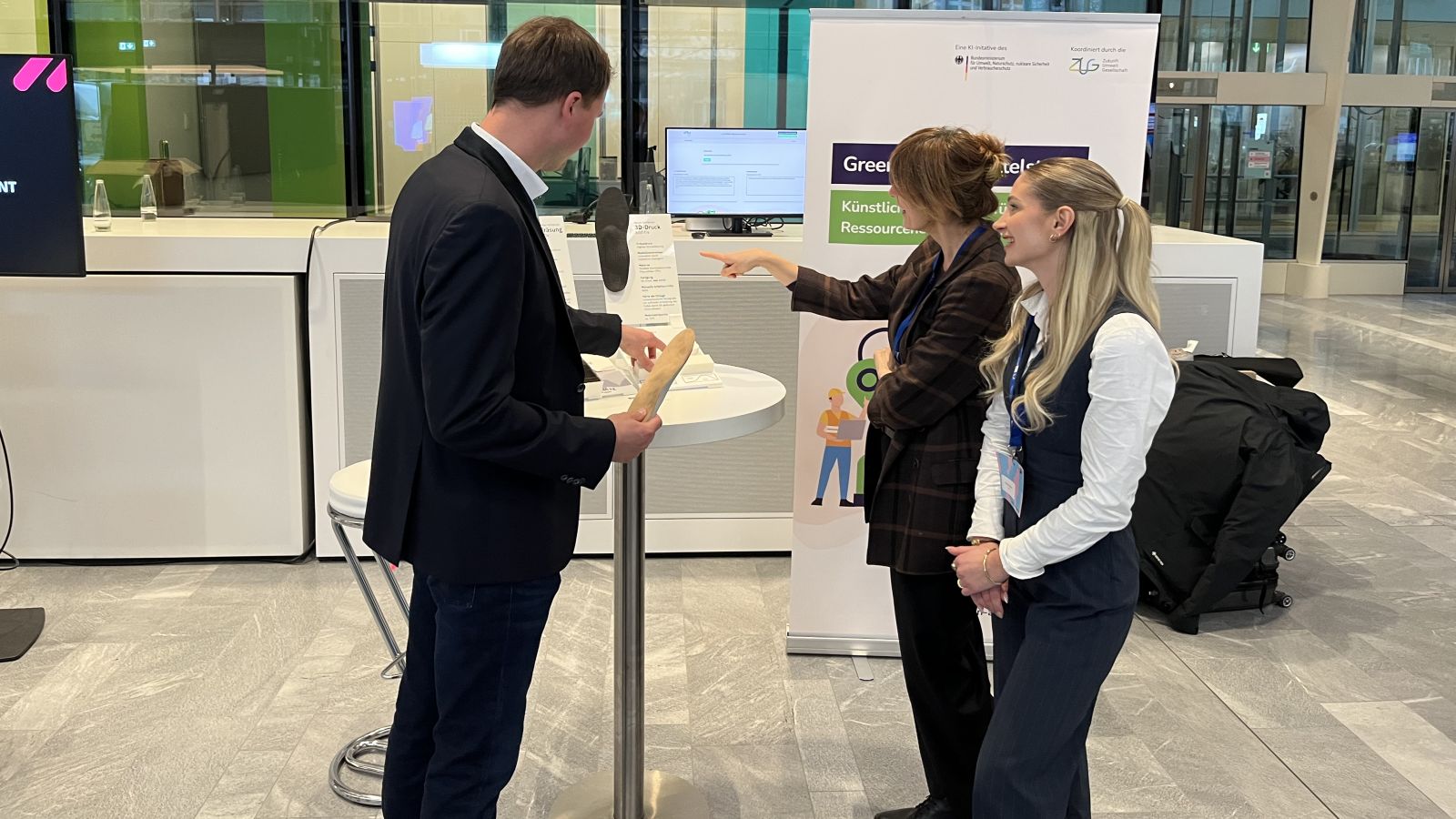 Beim 16. Bonner Netzwerkabend stellt der Green-AI Hub Mittelstand u.a. das KI-Pilotprojekt mit der Johann Herges GmbH vor.