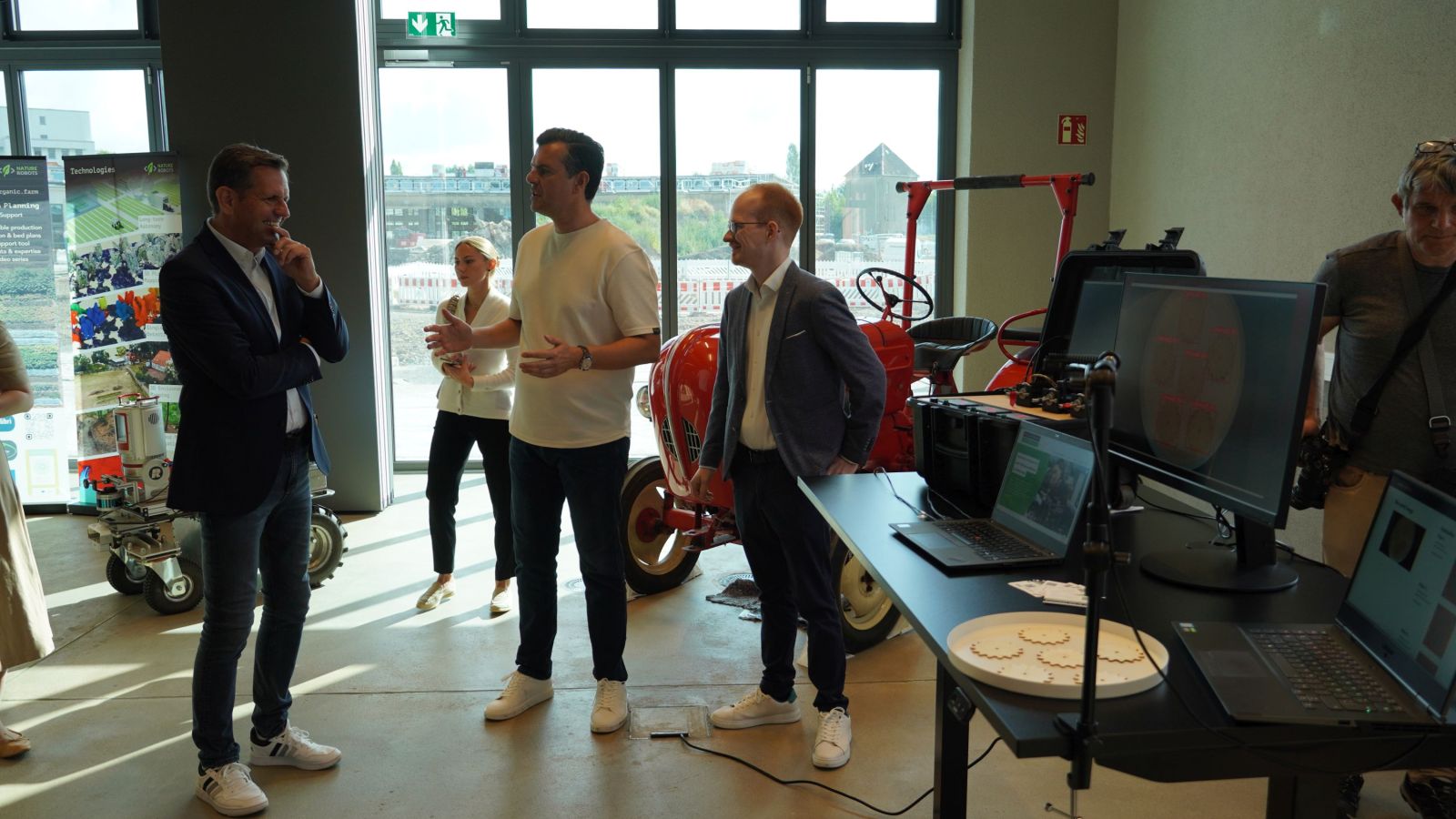 Wirtschaftsminister Olaf Lies besucht DFKI, darunter Prof. Dr. Oliver Thomas und Dr. Jannis Vogel