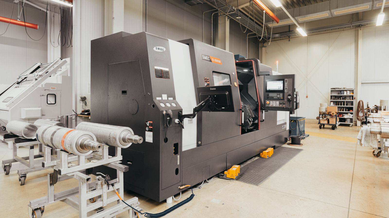 Grafik zum Online-Seminar "Ressourcen schonen mit KI: Praxisbeispiel und Angebote für KMU".